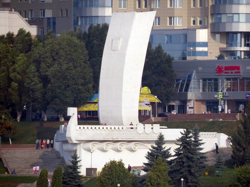 Памятник ладья. Монумент Ладья Самара. Стела Ладья Самара. Ладья Самара набережная.